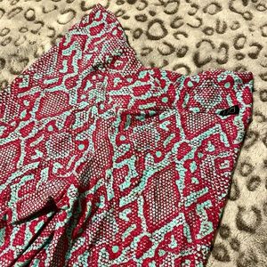 Lici fit fit high waisted V-Cut scrunch leggings